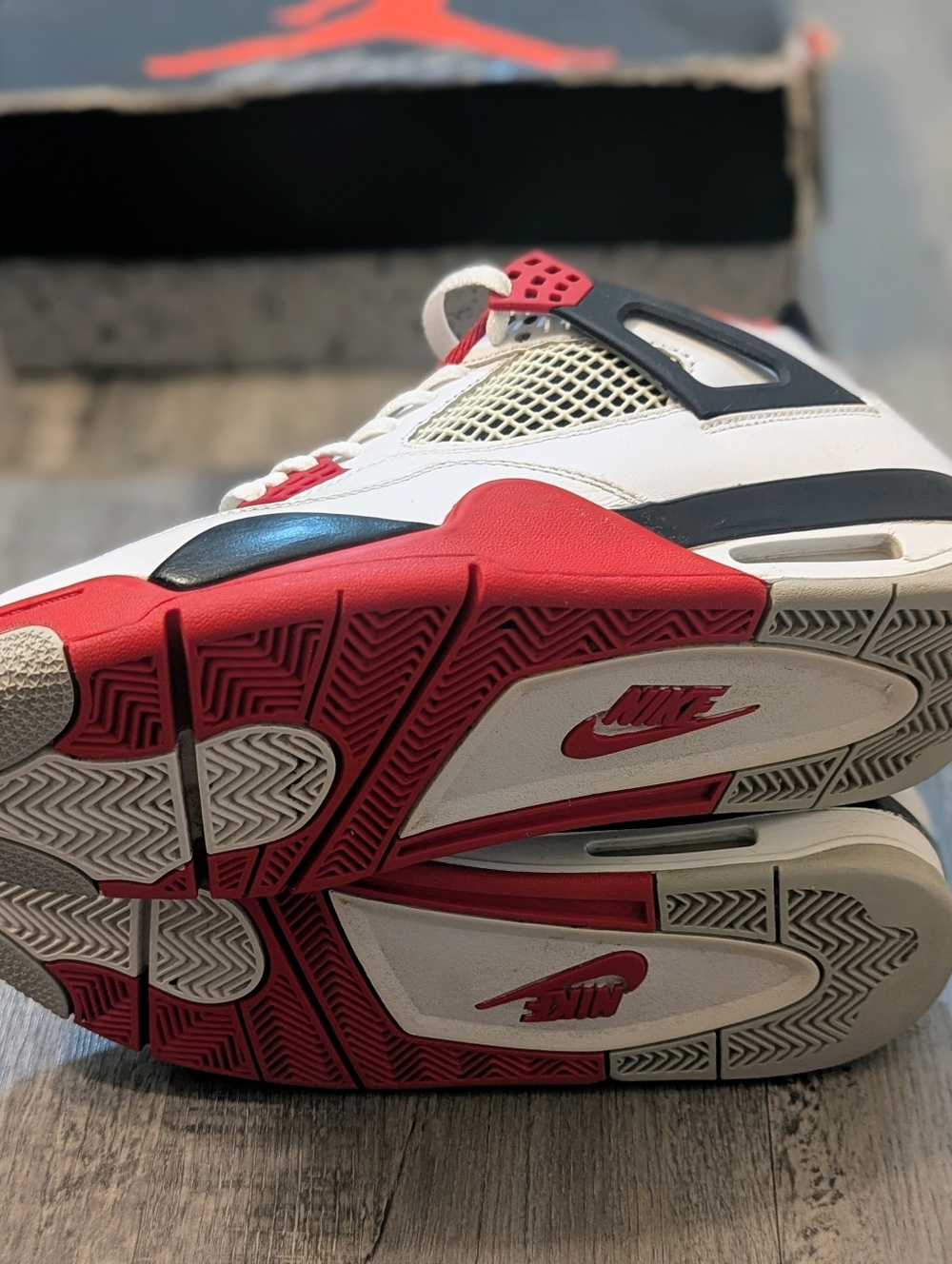 Air Jordan Retro 4 Fire Red - Picture 8 of 9